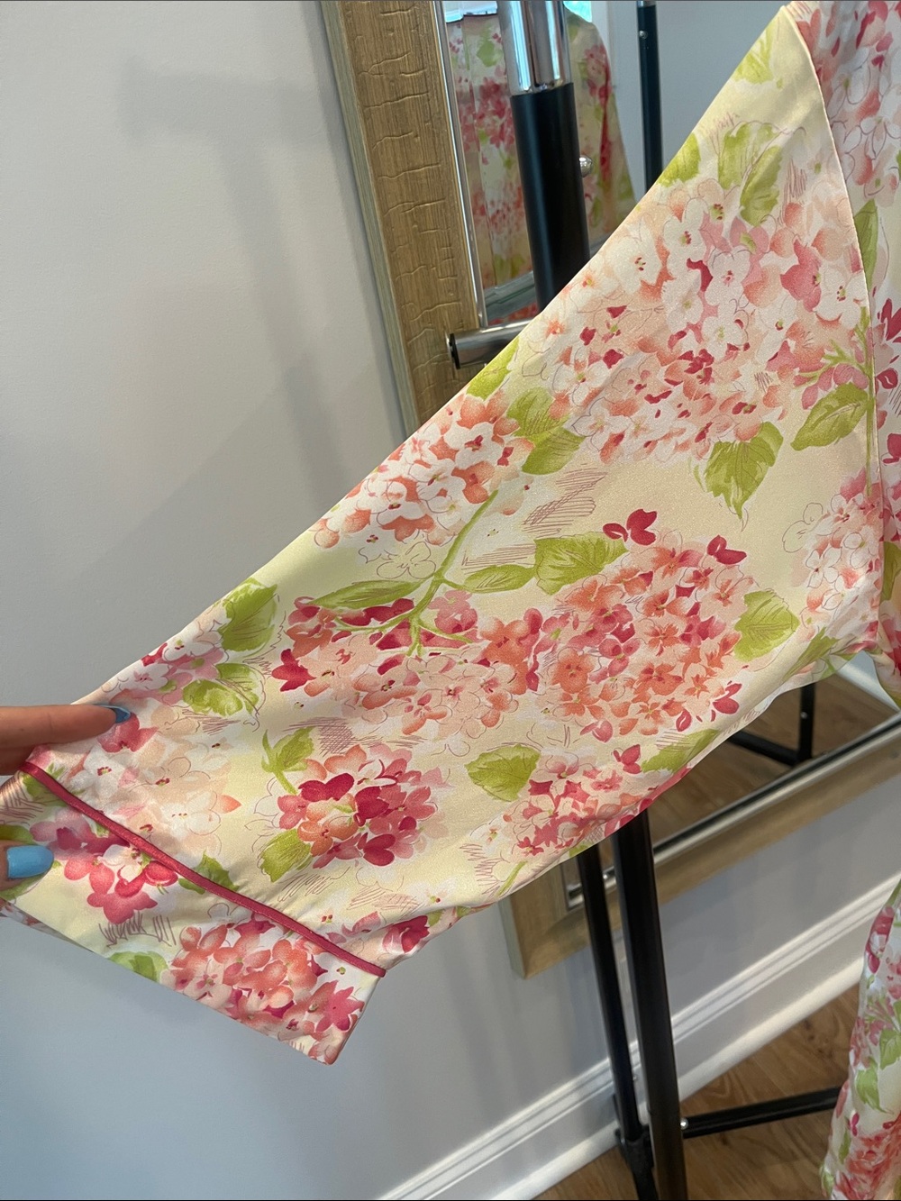 Oscar de la Renta Floral Wrap Robe - Picture 3 of 6